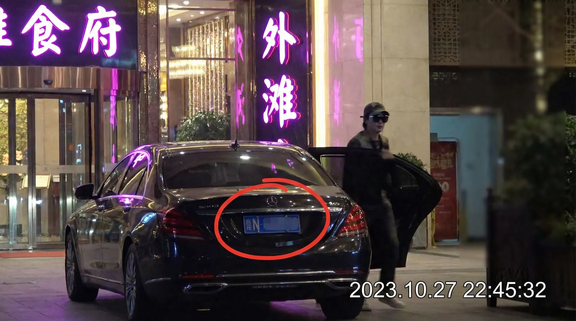 吃瓜社区 - 豪车餐厅外偷拍